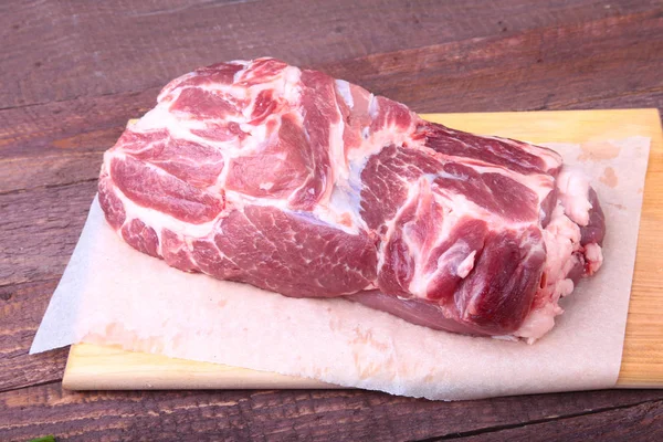 Carne cruda de chuleta de cerdo con hojas de perejil sobre un fondo de piedra. Listo para cocinar . —  Fotos de Stock