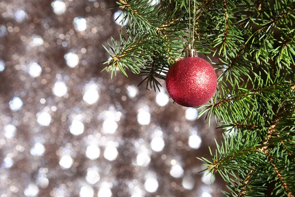 Versierd met kleurrijke ballen kerstboom op de achtergrond van een wazig, sprankelende en fantastische. — Stockfoto