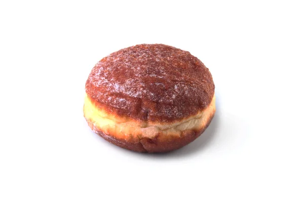 Jöle ile ev yapımı çörek dolu ve pudra şekeri beyaz arka plan üzerinde izole. Seçici odak.
