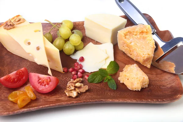 Meyve, üzüm, fındık ve peynir bıçağı bir ahşap servis tepsi ile peynir çeşitleri. — Stok fotoğraf