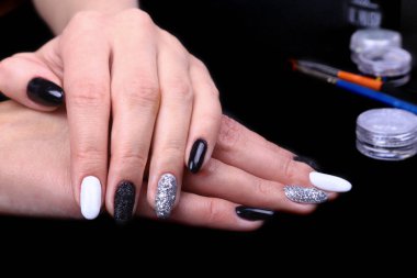 Siyah, beyaz çivi sanatı manikür. Tatil stil parıldıyor ile parlak manikür. Güzellik eller. Şık tırnaklar, tırnak cilası
