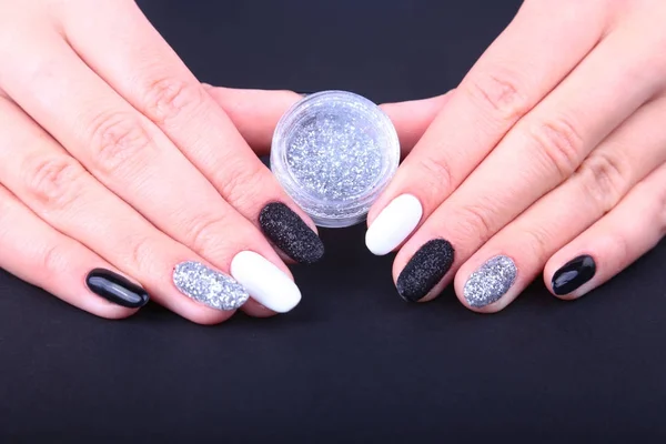 Manicura de uñas blancas y negras. Estilo de vacaciones brillante Manicura con destellos. Botella de esmalte de uñas. Manos de belleza. Clavos con estilo, esmalte de uñas — Foto de Stock