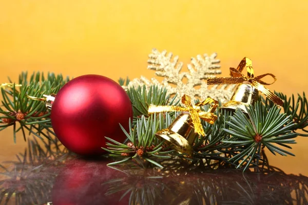 Decorazione natalizia con belle palle colorate, albero di Natale e coni di abete su sfondo di legno . — Foto Stock