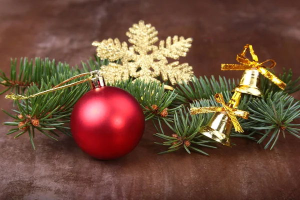 Рождественское украшение с красивыми красочными шарами, елкой и елочными шишками на деревянном фоне . — стоковое фото