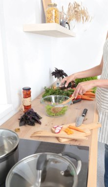 Kesme tahtası, bir cam tabak salata taze sebze. Pişirme kavramı