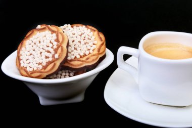 Klasik espresso ile ev yapımı kek siyah arka plan üzerine beyaz Kupası'nda. Seçici odak.