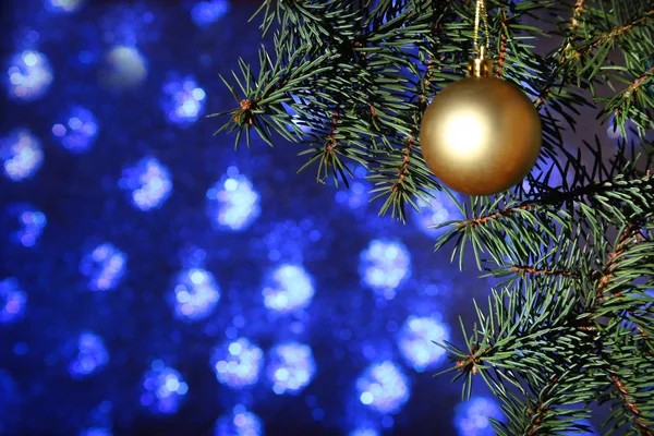 Decorado con bolas de colores árbol de Navidad en un fondo borroso, brillante y fabuloso . — Foto de Stock