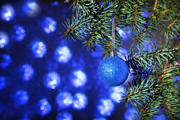 ぼやけて、スパーク リングと素敵な背景にカラフルなボール クリスマス ツリーで飾られました。. — ストック写真