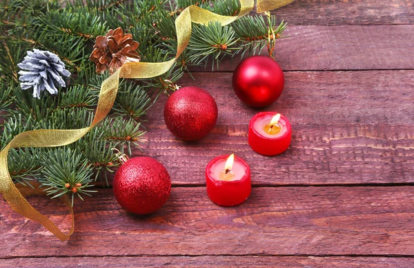 Decoración de Navidad con bolas de colores, velas y árbol de Navidad en un escritorio de madera . — Foto de Stock