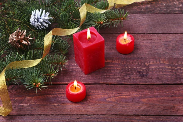 Kerstdecoratie met kleurrijke ballen, kaarsen en kerstboom op een houten bureaublad. — Stockfoto