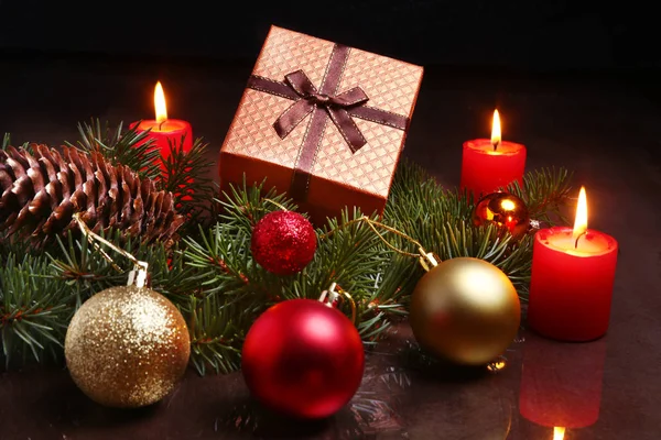 De decoratie van Kerstmis met rode kaarsen, kerstboom, geschenkdozen en kleurrijke ballen. Selectieve aandacht. — Stockfoto