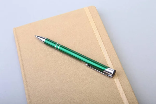 Carnet et stylo sur table blanche. Concentration sélective — Photo