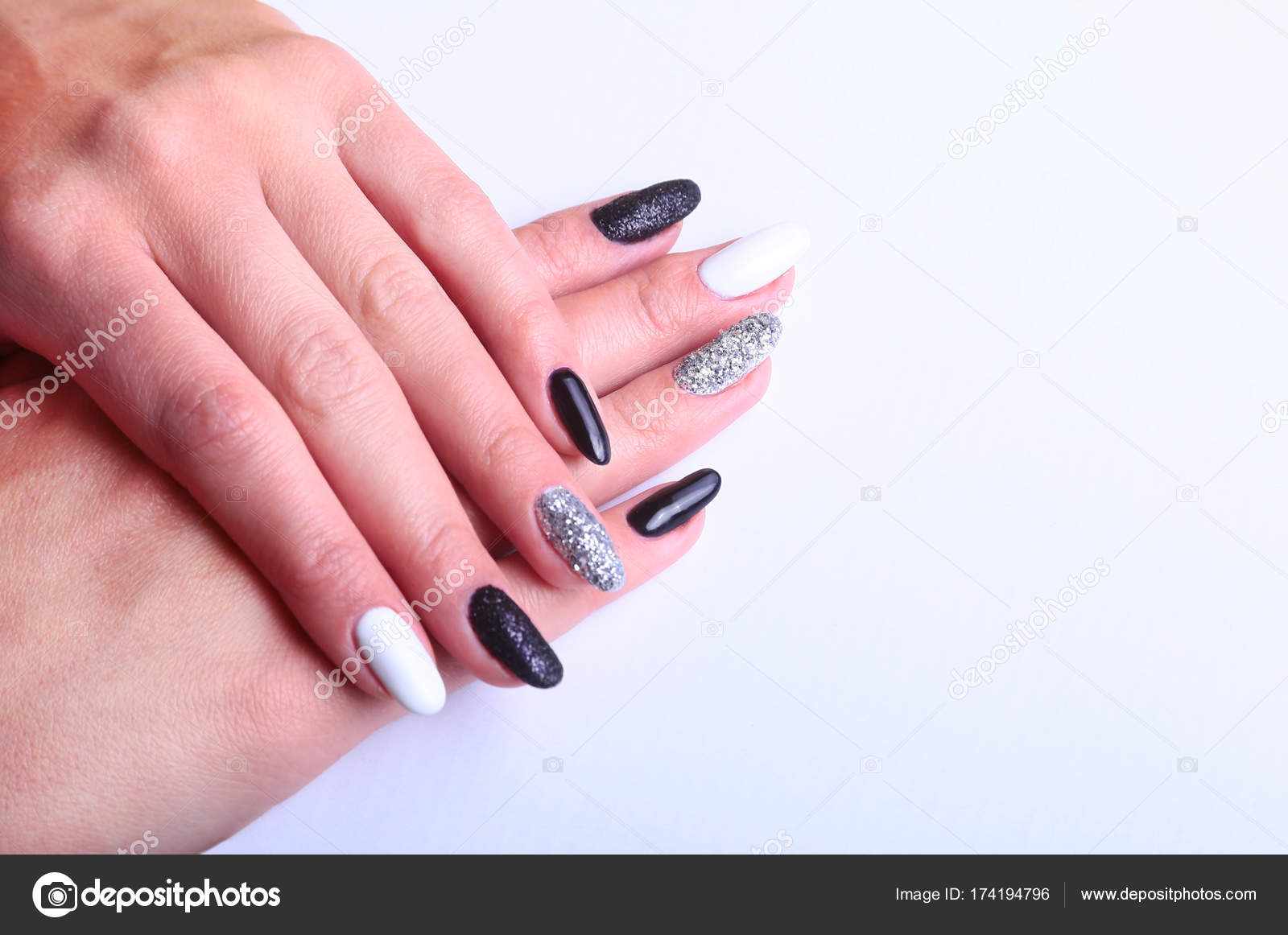 What nail style is suitable for a bright image What nail style is suitable for a bright image