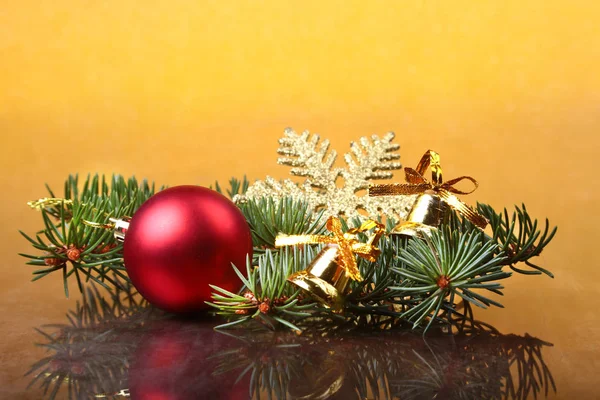 Decoração de Natal com belas bolas coloridas, árvore de natal e cones de abeto no fundo de madeira . — Fotografia de Stock