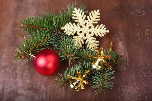 Decoração de Natal com belas bolas coloridas, árvore de natal e cones de abeto no fundo de madeira . — Fotografia de Stock