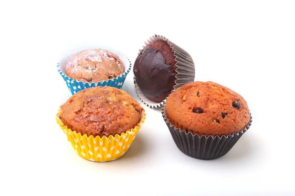 Heerlijke zelfgemaakte cupcake met chocolade geïsoleerd op een witte achtergrond. Muffins. — Stockfoto
