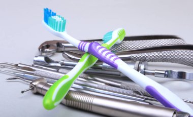 Diş Bakımı diş fırçası Diş hekimi araçları beyaz arka plan üzerinde izole ile. Seçici odak.