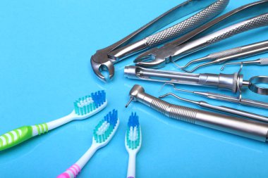 Diş Bakımı diş fırçası Diş hekimi araçları ayna arka plan ile. Seçici odak.