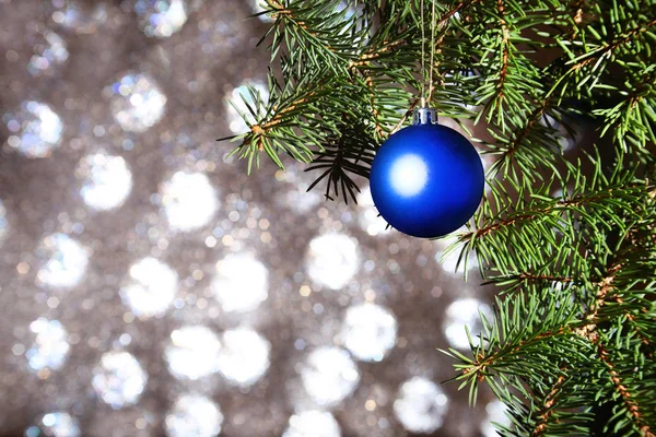 Versierd met kerst ballen kerstboom op de achtergrond van een wazig, sprankelende en fantastische. — Stockfoto