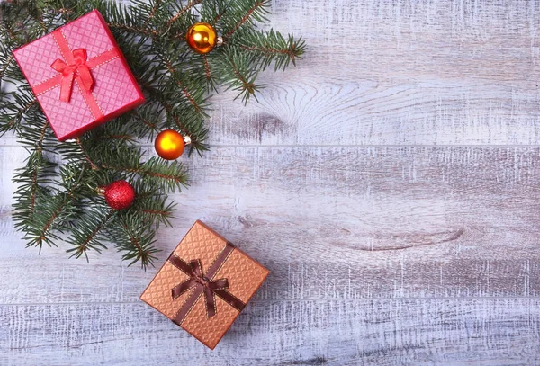 Decoración de Navidad con cajas de regalo, bolas de colores y árbol de Navidad en un escritorio de madera . — Foto de Stock