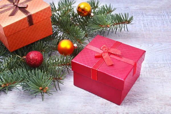 Decoración de Navidad con cajas de regalo, bolas de colores y árbol de Navidad en un escritorio de madera . — Foto de Stock