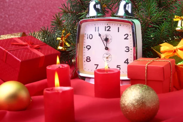 Reloj vintage de Navidad y velas. Decoración de Año Nuevo con cajas de regalo, bolas de Navidad y árbol. Concepto de celebración para Año Nuevo . — Foto de Stock