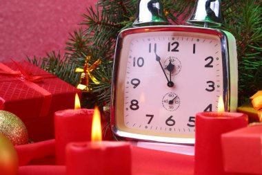 Noel vintage saat ve mumlar. Yeni yıl hediye kutuları, Noel topları ve ağaç bezemeli. Yeni yıl kutlama konsepti.