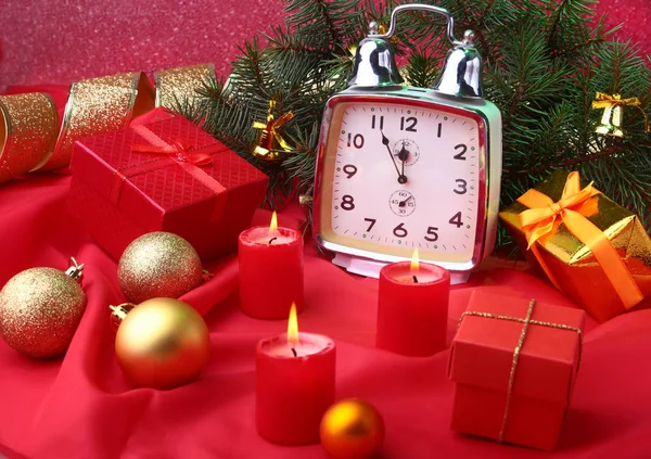 Reloj vintage de Navidad y velas. Decoración de Año Nuevo con cajas de regalo, bolas de Navidad y árbol. Concepto de celebración para Año Nuevo . — Foto de Stock