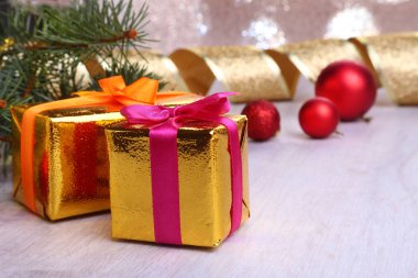 Hediye kutuları, renkli Noel topları ve bulanık, parlak ve muhteşem bir arka plan üzerinde Noel ağacı Noel dekorasyon..