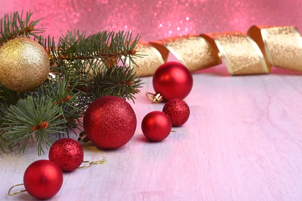Decoración de Navidad con cajas de regalo, bolas de Navidad coloridas y árbol de Navidad en un fondo borroso, brillante y fabuloso .. — Foto de Stock