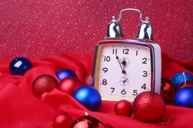 Noel saat. Yeni yıl Noel topları ve ağaç bezemeli. Yeni yıl kutlama konsepti.