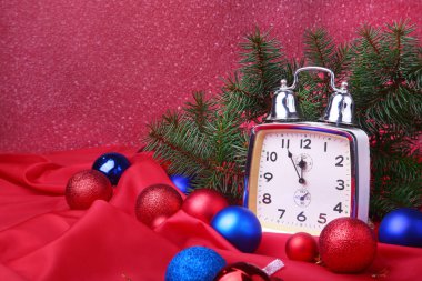 Noel saat. Yeni yıl Noel topları ve ağaç bezemeli. Yeni yıl kutlama konsepti.