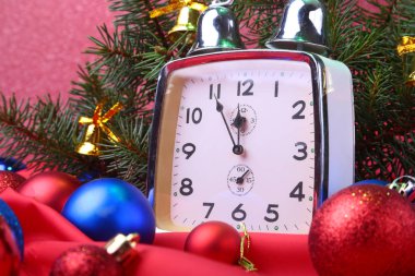 Noel saat. Yeni yıl Noel topları ve ağaç bezemeli. Yeni yıl kutlama konsepti.