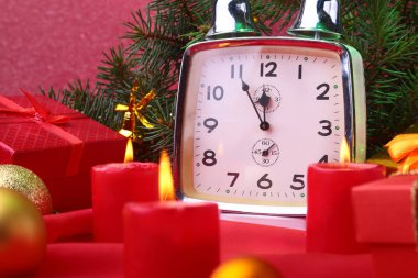 Noel vintage saat ve mumlar. Yeni yıl hediye kutuları, Noel topları ve ağaç bezemeli. Yeni yıl kutlama konsepti.
