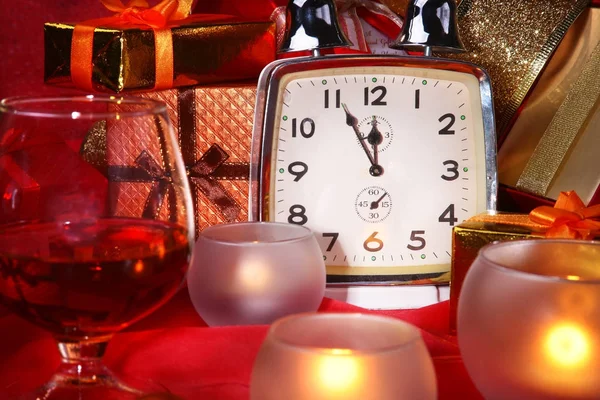 Reloj de Navidad y velas. Decoración de Año Nuevo con cajas de regalo, bolas de Navidad y árbol. Concepto de celebración para Año Nuevo . — Foto de Stock
