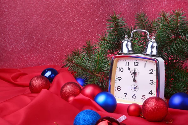 Christmas clock. New Years Decoration with christmas balls and tree. Celebration Concept for New Year. — Stock Photo, Image