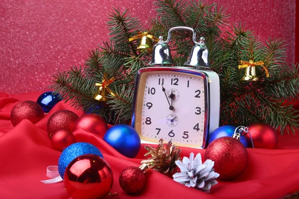 Christmas clock. New Years Decoration with christmas balls and tree. Celebration Concept for New Year. — Stock Photo, Image