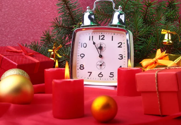 Reloj vintage de Navidad y velas. Decoración de Año Nuevo con cajas de regalo, bolas de Navidad y árbol. Concepto de celebración para Año Nuevo . — Foto de Stock