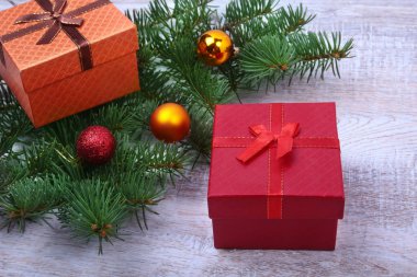 Noel dekorasyon hediye kutuları, renkli topları ile Noel ağacı ahşap masaüstü.