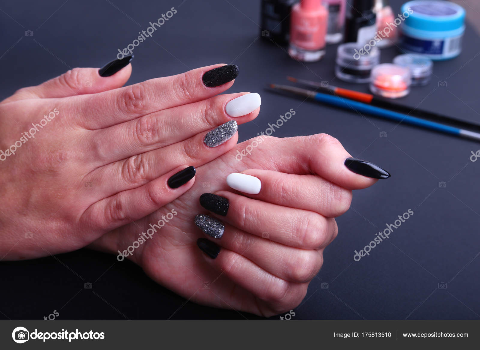 What nail style is suitable for a bright image What nail style is suitable for a bright image