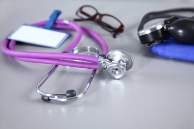 stetoskop, kırmızı kalp, gözlük ve beyaz arka plan üzerinde tansiyon ölçer. Seçici odak.