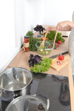 Kesme tahtası, bir cam tabak salata taze sebze. Pişirme kavramı