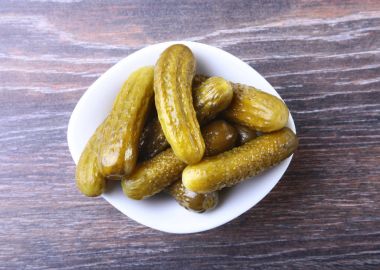 Kase ahşap zemin üzerine salatalık turşusu ile yakın çekim. Turşu.