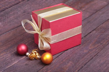 Noel topları ve hediye kutuları ahşap tahta üzerinde. Noel dekorasyon.