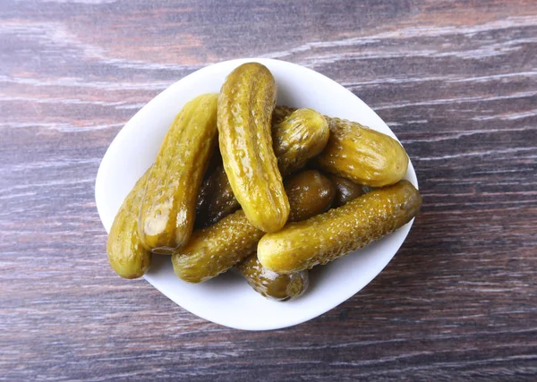 Kase ahşap zemin üzerine salatalık turşusu ile yakın çekim. Turşu.