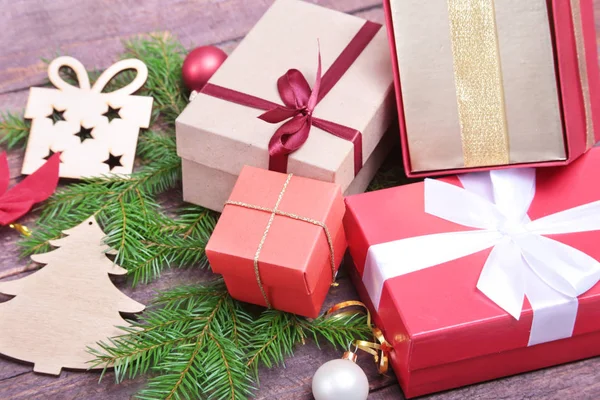 Bolas de Navidad, árbol y caja de regalo sobre fondo de madera. Decoración de Navidad . — Foto de Stock