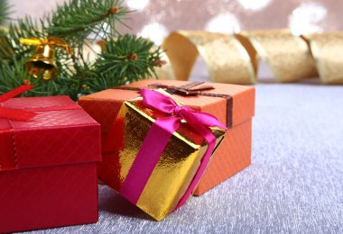 Hediye kutuları, renkli Noel topları ve bulanık, parlak ve muhteşem bir arka plan üzerinde Noel ağacı Noel dekorasyon..