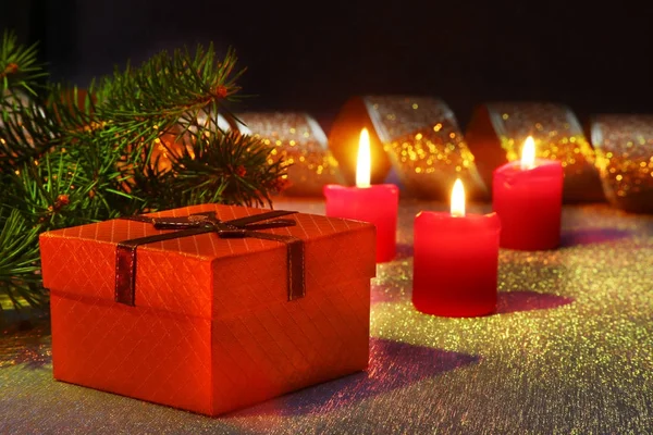 Vakantie decoratie met geschenkdozen, Kerst kaarsen, boom en kleurrijke kerstballen. Selectieve aandacht. — Stockfoto