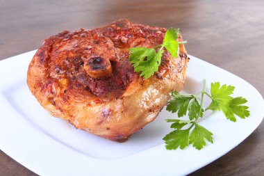 ahşap masa üzerinde soslu ızgara domuz pirzolası.