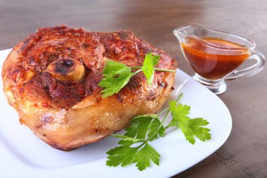 ahşap masa üzerinde soslu ızgara domuz pirzolası.